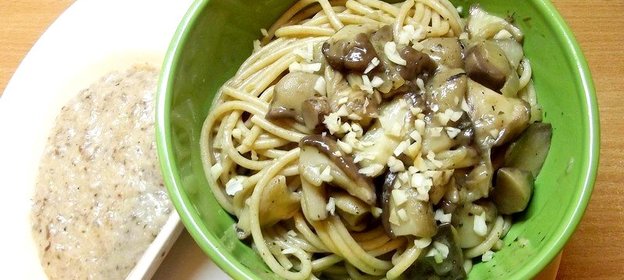 Спагетти с маслятами и грибным соусом