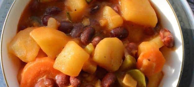 Тушеная фасоль с солеными огурцами