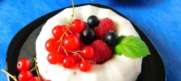Молочно-сливочное желе с ягодами