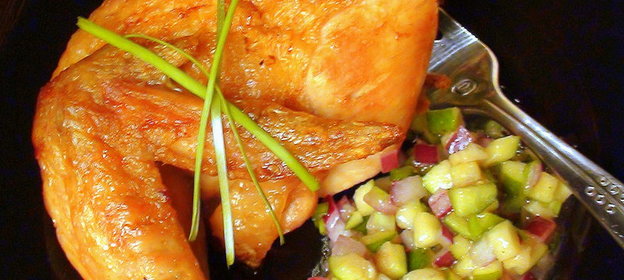 Сальса из фейхоа и красного лука с поджаристой курочкой