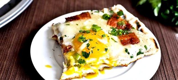 Пицца на гриле на завтрак