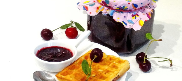 Вишневой варенье с шоколадом и миндалем