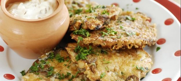 Грибные оладьи с лимонным соусом