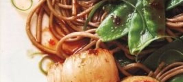Морские гребешки с зеленым горошком и лапшой