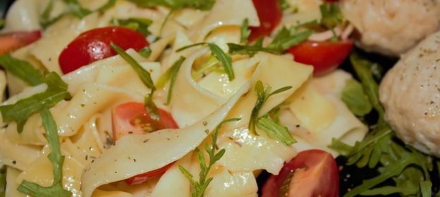 Паста со шпинатом и помидорами черри