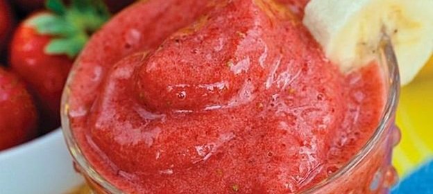 Смузи со свежими ягодами, бананом и корицей