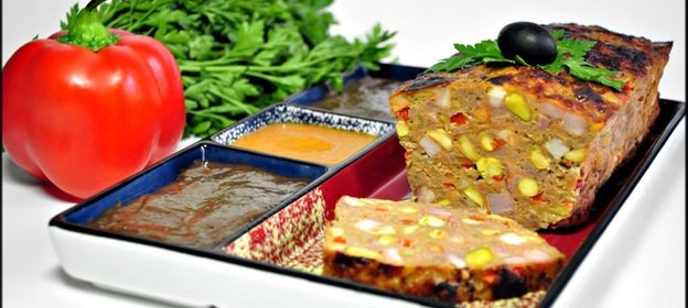 Митлоф (мясной хлеб) с паприкой и двумя соусами