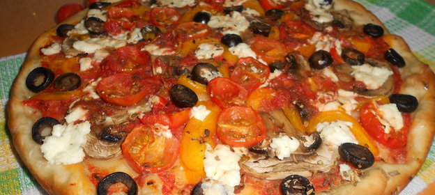 Пицца с овощами и шампиньонами