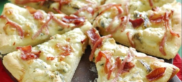 Пицца с моцареллой, горгонзолой и ветчиной