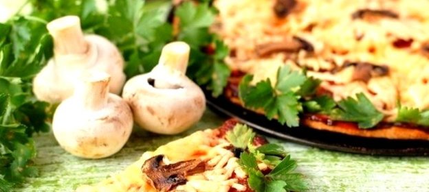 Пицца с шампиньонами и салями на тыквенном тесте