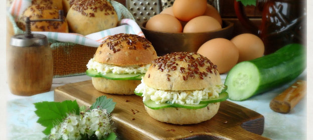 Булочки с льняным семенем и яичным паштетом