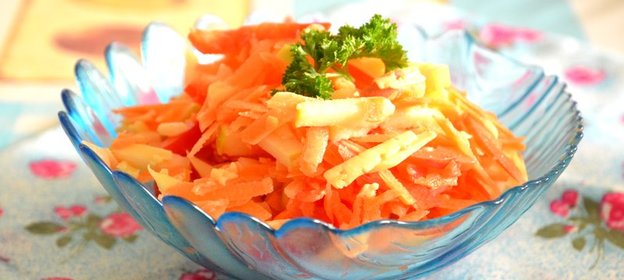 Салат с морковью, сыром и кефиром