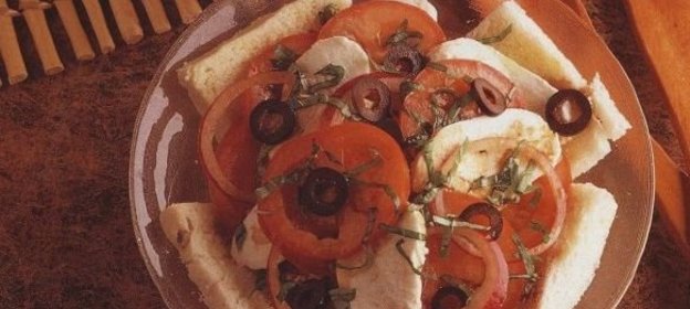 Салат из помидоров, моцареллы, лука и хлебных ломтиков