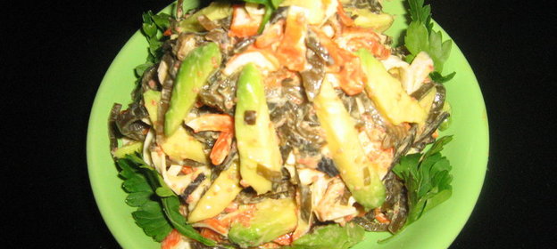 Салат с морской капустой и авокадо