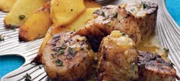 Морские гребешки с какао, айвой и апельсиновым соусом