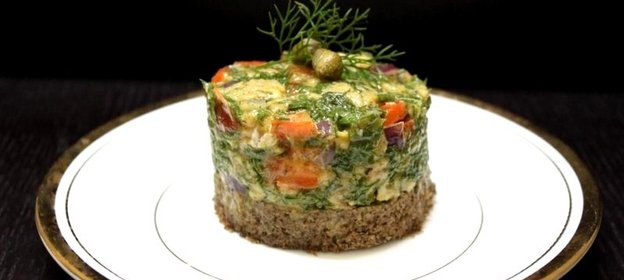 Тартар из лосося с бородинским хлебом