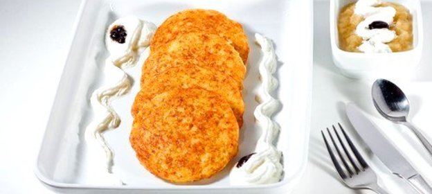 Сладкие картофельные оладьи с яблочным соусом