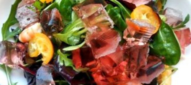 Салат с креветками, кумкватами и желе из розового игристого вина