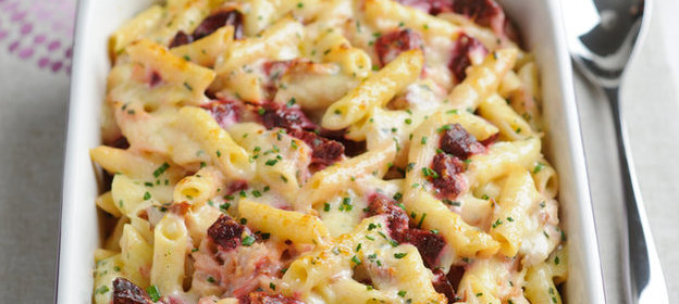 Сливочная запеканка из макарон, свеклы и ветчины