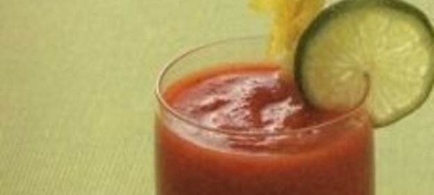 Парфе из взбитых сливок с миндальным печеньем и свежими ягодами (фруктами)