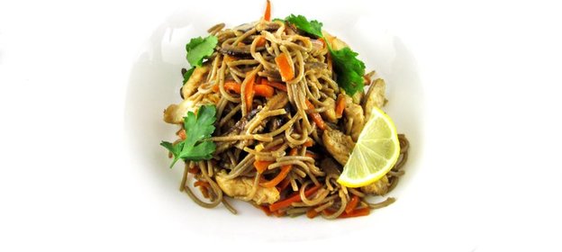 Гречневая лапша с грибами шиитаке и курицей