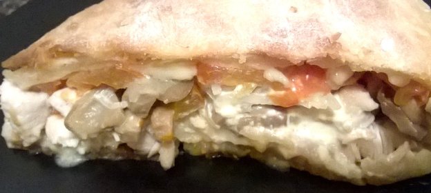 Закрытая пицца с грибами и курицей