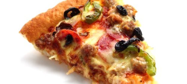 Пицца с куриной печенью и помидорами