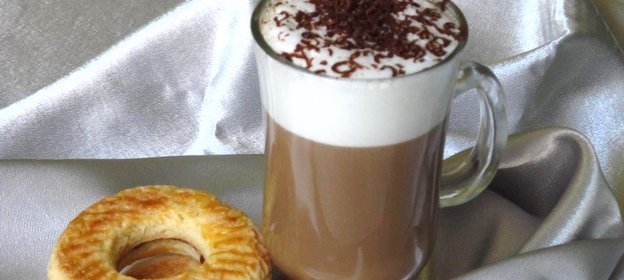 Кофе с молочной пенкой и тёртым шоколадом