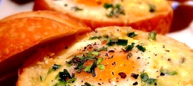 Яйца в булочке