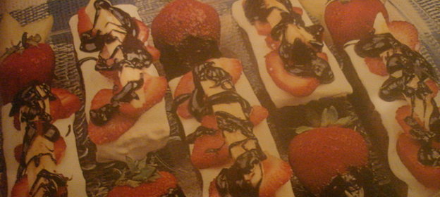 бананово-клубничное пироженное