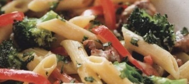 Макароны с брокколи, фаршем и перцем