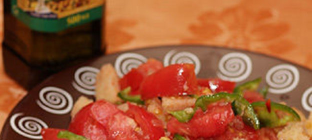 Салат с помидорами и хлебом