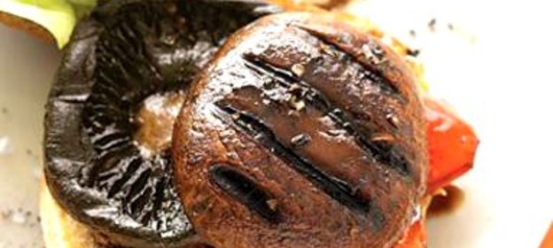 Бургеры с грибами и козьим сыром