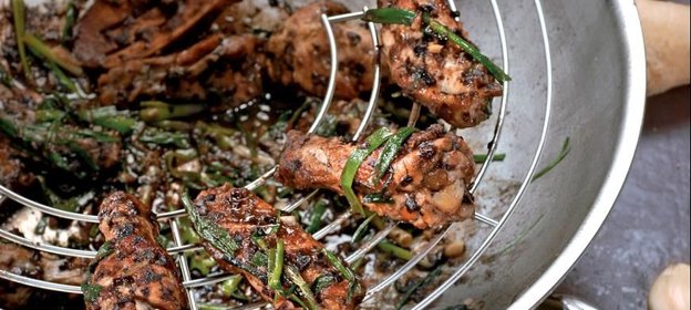 Куриные крылышки в соусе из черной фасоли