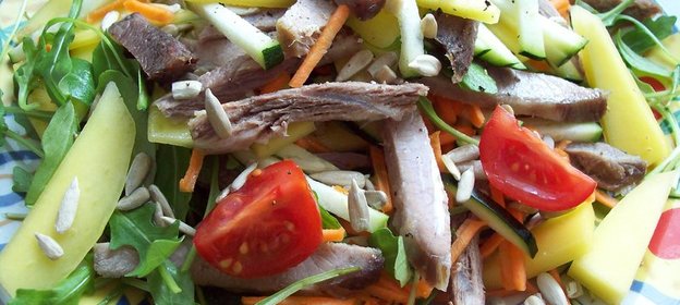 Салатик -диетический c говядиной ,манго и руколой!