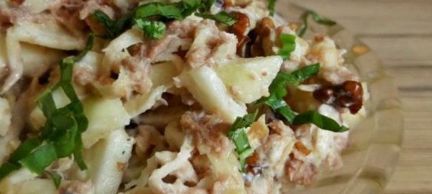 Салат из консервированного тунца с яблоками и сельдереем