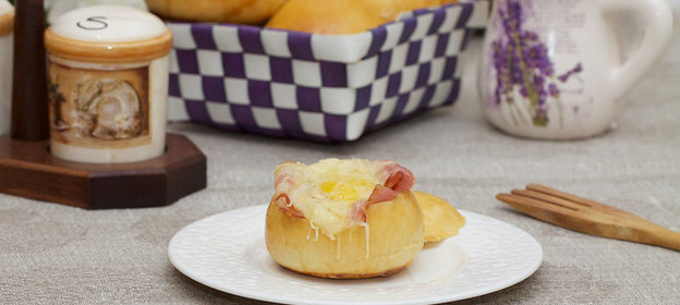 Булочки с беконом и яйцом