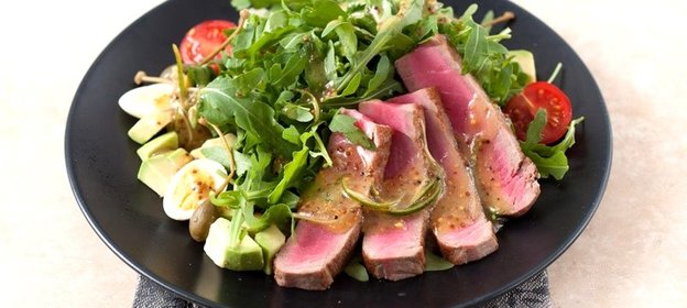 Руккола с тунцом в имбирно-лаймовом соусе