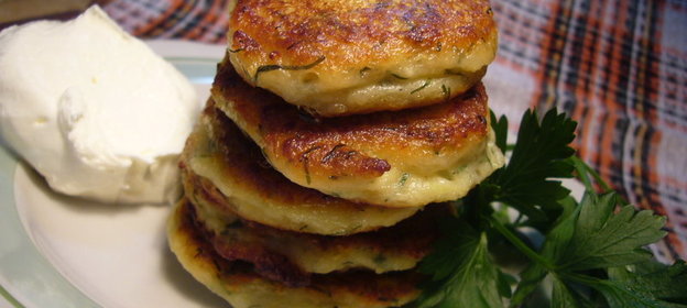 Оладьи из лука-порея с брынзой и пармезаном