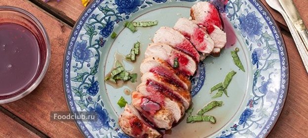 Утиная грудка на гриле с малиновым соусом