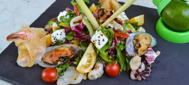 Канапе из черного хлеба с ветчиной и нарубленными яйцами