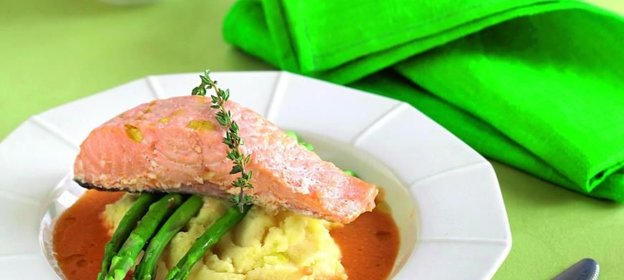 Лосось-пашот в томатном бульоне