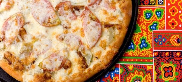 Пицца с помидорами и огурцами