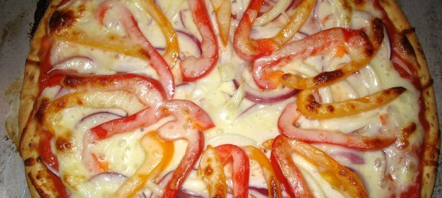 Пицца с перцем и помидорами