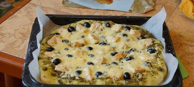 Пицца с песто и курицей