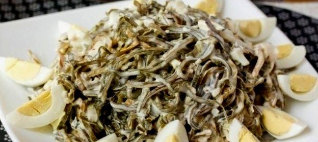 Салат с яйцом и морской капустой