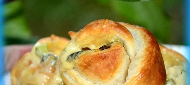 Сырные булочки с зеленью и помидором