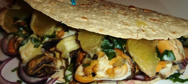 Лепешка с морским коктейлем, под соусом карри