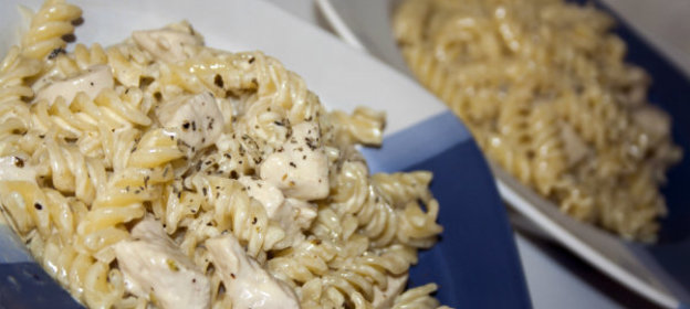 Фузилли паста в сливочном соусе с курицей (Fusilli in salsa di panna con pollo)