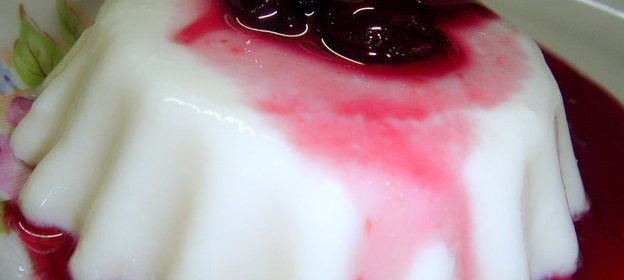 десерт с Рикотта и вишневым сиропом